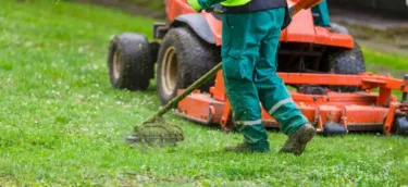 Professional,Landscaper,Mowing,Lawn,With,A,Mower,And,Trimming,Edges